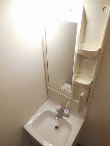 Other room space. Independent of basin dressing room