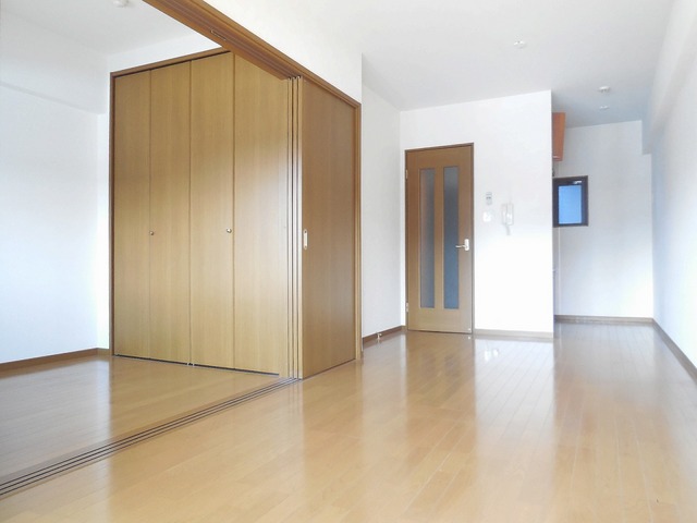 Living and room. South is facing