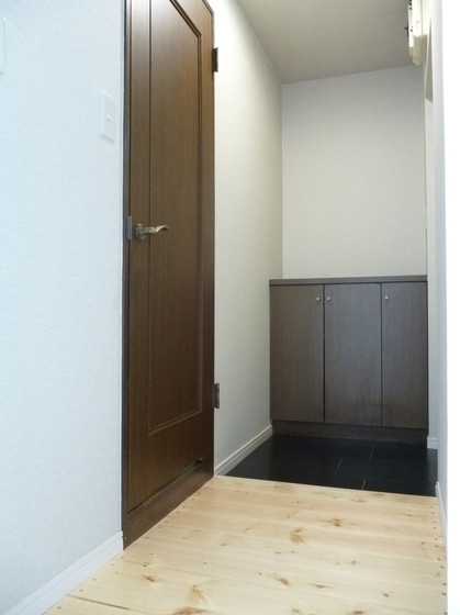 Entrance. ☆ There is also a shoe box! ☆