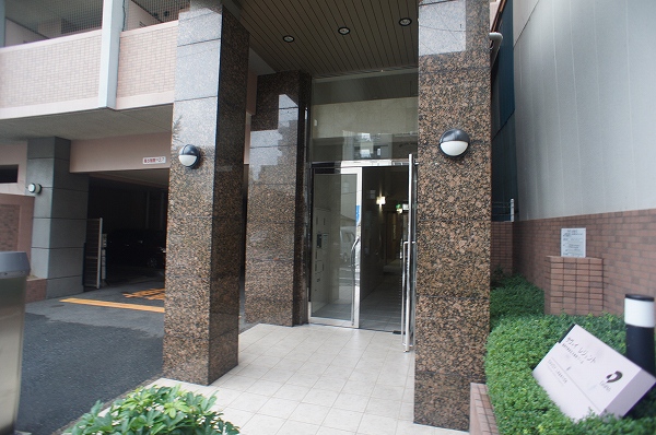 Other room space. Entrance is the entrance.