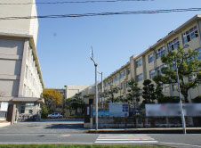 Surrounding environment. Sanchiku junior high school (about 30m / 1-minute walk)