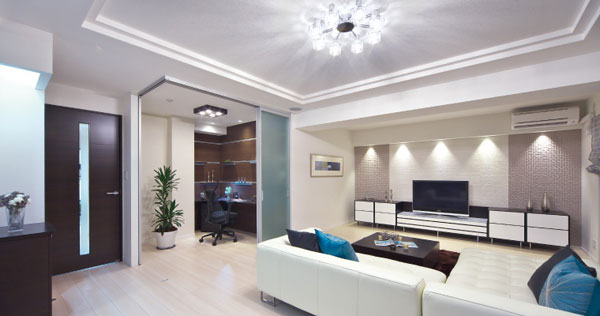 Room and equipment. There is also at the center of the house, Living room, which is also the meeting place of family and friends, dining room. Carefree room filled to capture the light and wind, Full of airy space, Mind you richly produce a reunion and relaxation time. View that goes to the outside of the window even it was part of the design, It spreads elegant space up a notch. (Posted in the room the photographs are of the apartment gallery, Facility ・ Specifications, etc. You can check. The room is different from the one of this sale)