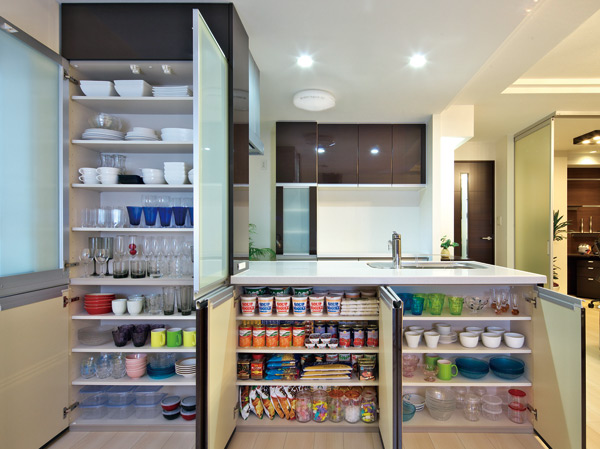 Kitchen.  [Dining side storage] Installation on the entire surface storage can hold the tableware and food stock in the dining side. Since there is sufficient storage capacity, Kitchen around you Katazuki always refreshing. Cup board option (paid) (same specifications)