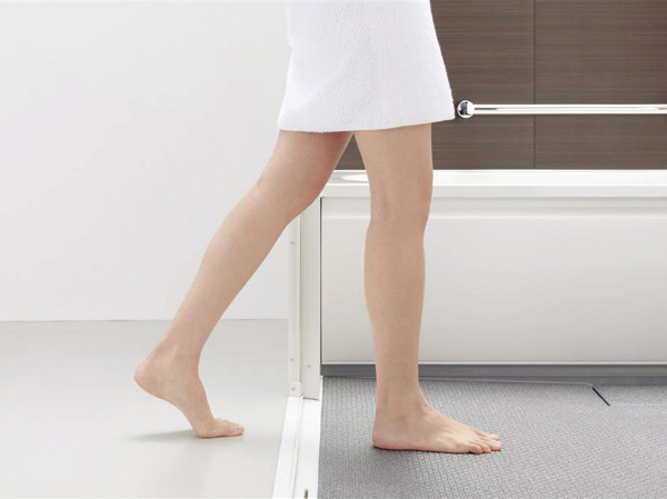 Bathing-wash room.  [Barrier-free design] Only 5mm following step of the comings and goings are. Because the flow line is smooth, I do not have to worry about that stumble. It is safe for people of small children and the elderly. (Same specifications)