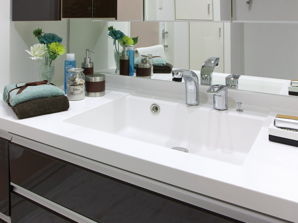 Bathing-wash room.  [Square counter] With a slope such as the water is susceptible to water faucet around, Water was hard to rest. It is your easy-to-clean bowl integrated counter. (Same specifications)