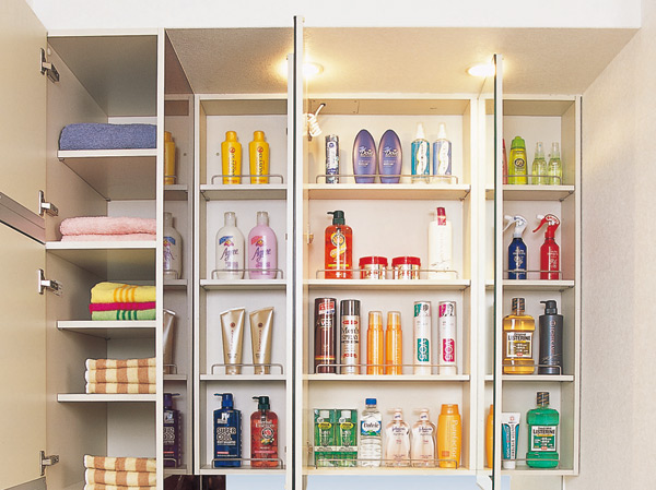 Bathing-wash room.  [Housed with three-sided mirror vanity] Three-sided mirror type on the back of the mirror is the entire storage Vanity. Cosmetics around vanity washroom ・ Hair accessories, such as, You can store plenty. (Same specifications)
