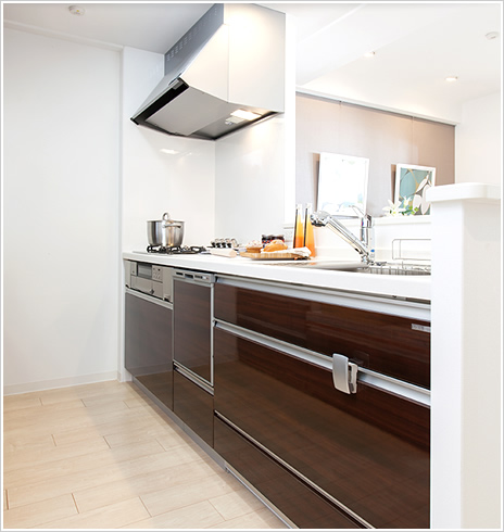 Kitchen.  [Face-to-face counter kitchen] Fun Mel a conversation with your family while doing housework, Offer a counter type of kitchen. I am relieved to arrive eyes to small children.