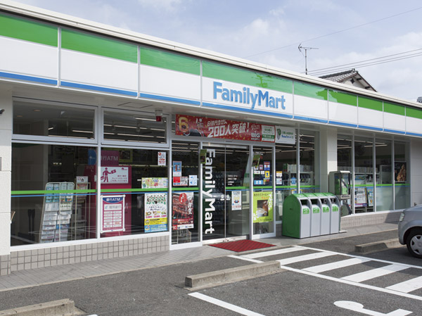 Surrounding environment. FamilyMart Yoshizuka a 2-minute walk from the five-chome (about 130m)