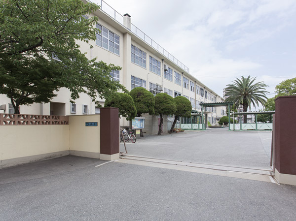 Surrounding environment. A 4-minute walk from the east Yoshizuka elementary school (about 290m)