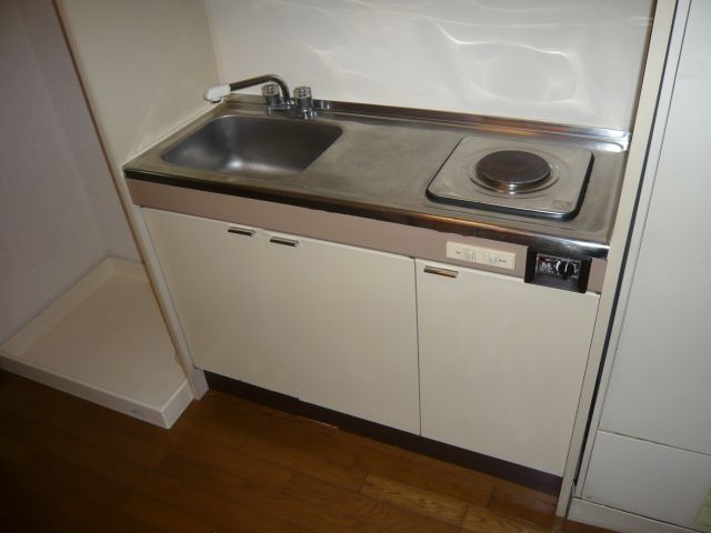 Kitchen. 1-burner stove