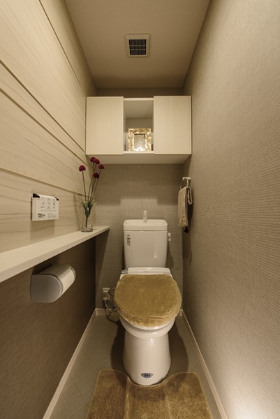 Directions to the model room (a word from the person in charge)