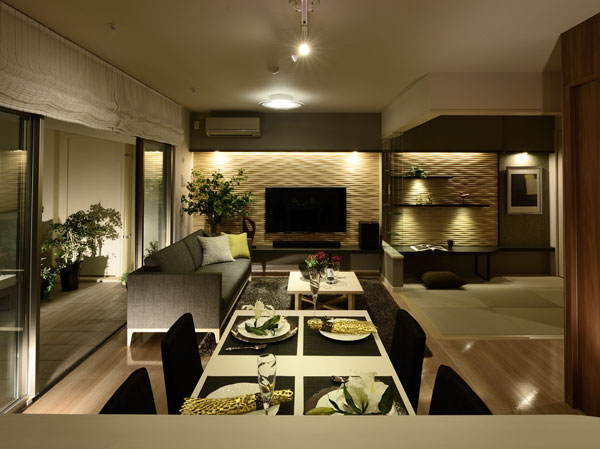 Living.  [living] In the sense of unity with the Japanese-style room that can be opened and closed on the balcony and the two directions of adopting the center open sash, Further enhanced the open feeling of the room