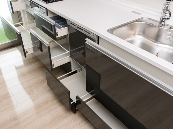 Kitchen.  [Slide storage] The kitchen has adopted a slide housing. Easily taken out to the back of the thing, Usually it has also become a storage space baseboards portion to be a dead space