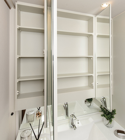Bathing-wash room.  [Housed with three-sided mirror] Convenient in the morning grooming, We have prepared the vanity of the storage-rich three-sided mirror and with tall side cabinet