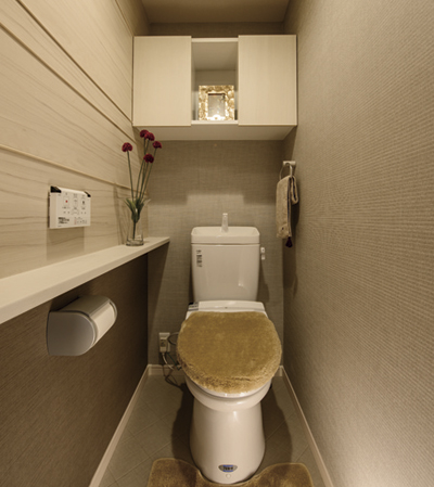 Toilet.  [Shower cleaning function toilet] Operation with a single remote control can be easily, We established the shower cleaning toilet with useful features