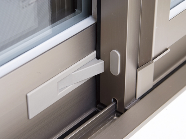 Other.  [Auxiliary lock in consideration of the crime prevention] The window of the room, It was an auxiliary lock to the portion which is not visible from the outside in addition to the normal lock. It is equipment that those who live the lock can be doubly considering crime prevention that can be peace of mind (same specifications)