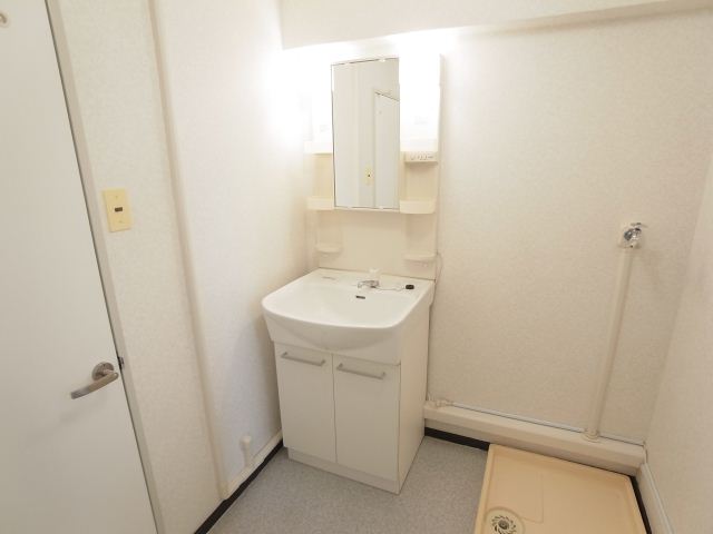 Washroom. Wash basin