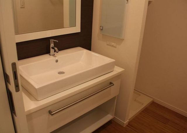 Other room space. Vanity ball is Okkii