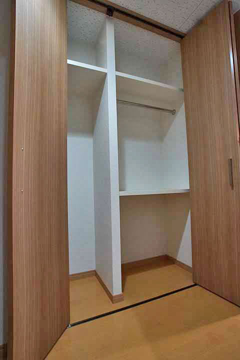 Receipt. Closet (room aisle side)