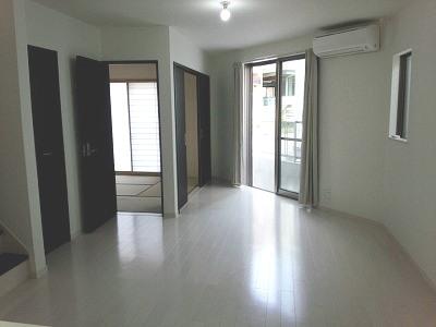 Living. There is security shutters (1F sweep window)