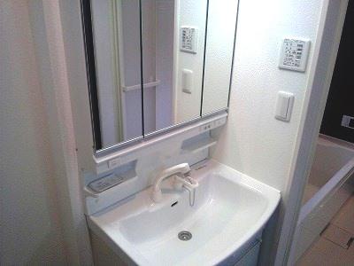 Wash basin, toilet. Shampoo dresser