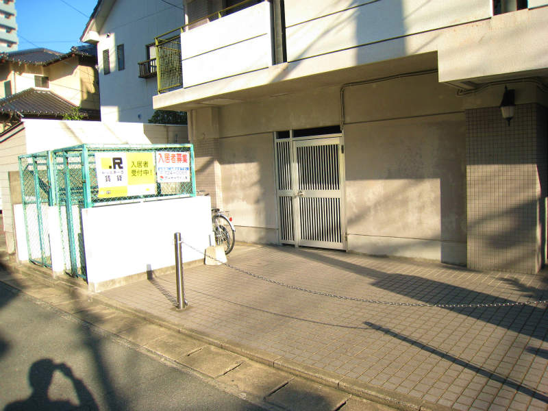 Entrance. Auto with lock! 