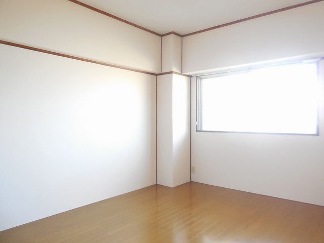 Living and room. The day you can also plug from the bay window