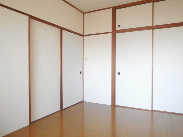 Living and room. Western There are 2 rooms