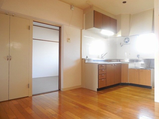 Living and room. Spacious living room