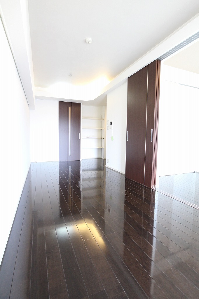 Living and room. Small Dogs accepted Net Free