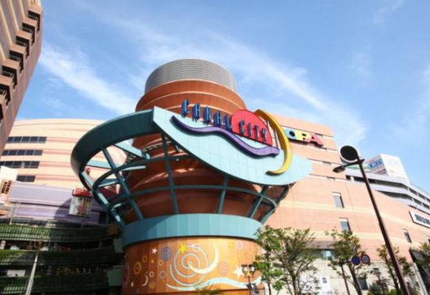 Shopping centre. Canal City until the (shopping center) 550m