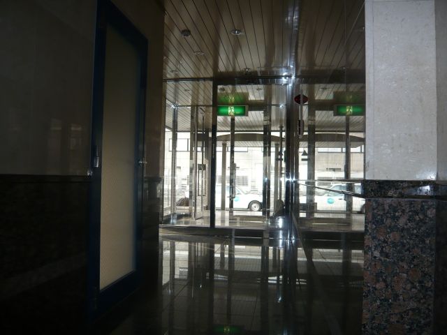 Entrance. Auto-Lock Yes