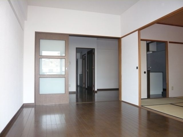 Living and room. Shiny flooring