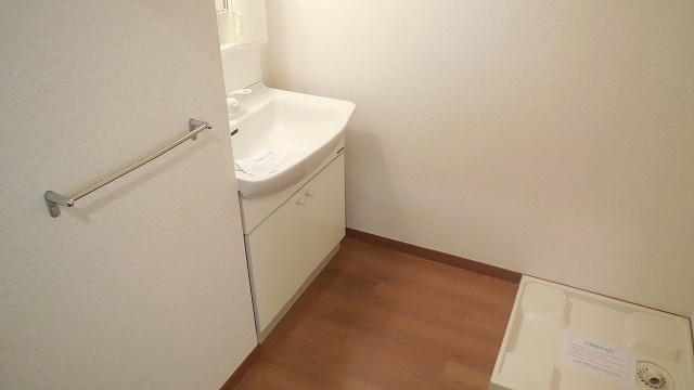 Other room space. It comes with a waist panel for pets