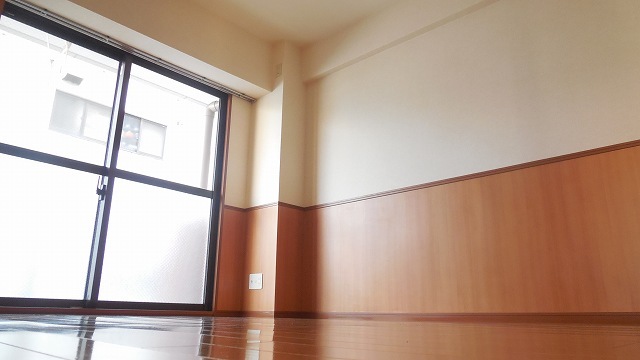 Living and room. Large windows