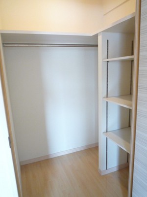 Living and room. Walk-in closet