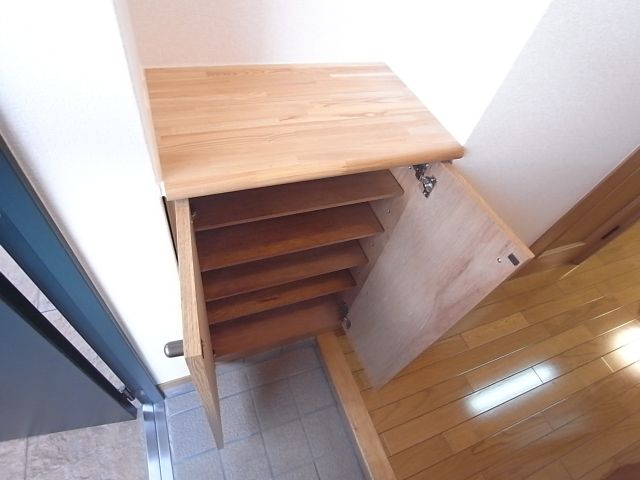 Receipt. You will enter a lot of shoe box. 