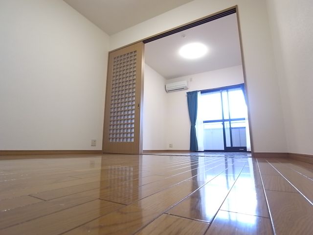 Living and room. With lighting. Wide and a feeling of open. 