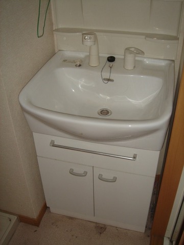 Other room space. Shampoo dresser