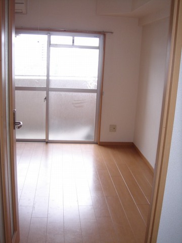 Living and room. Light will shine N Takkusa