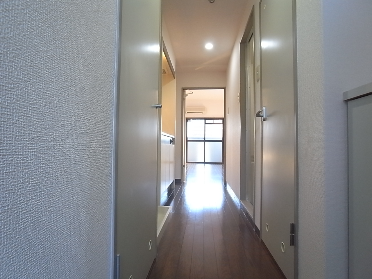 Entrance. A bright room!