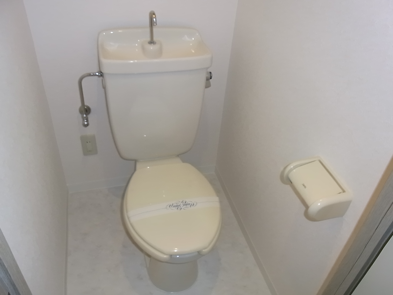 Toilet. Important water around.