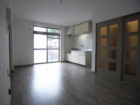 Living and room. Is the living room facing south. 