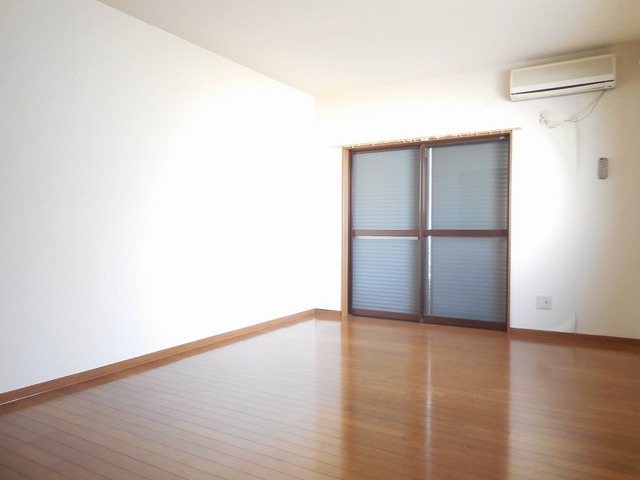 Living and room. Western-style 9 Pledge