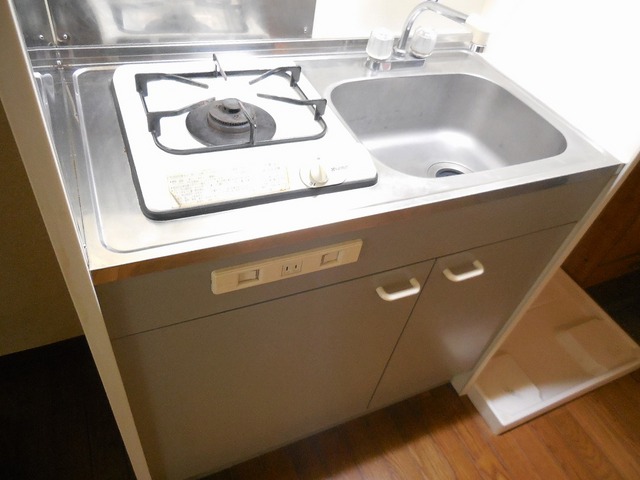 Kitchen. 1-neck with gas stove