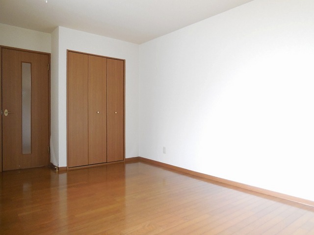 Living and room. Western-style 9 Pledge