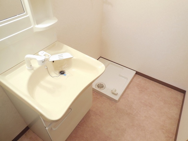 Other room space. Shampoo dresser