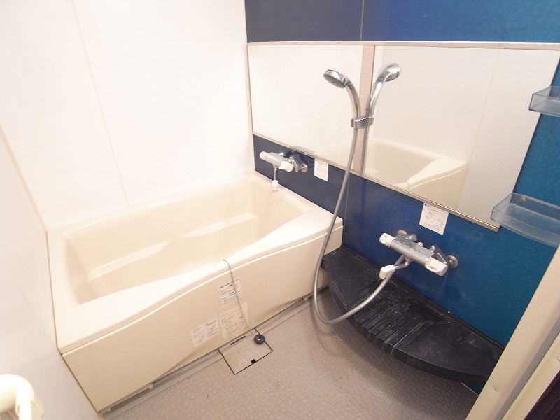 Bath. Fashionable wall of the Blue With a large mirror