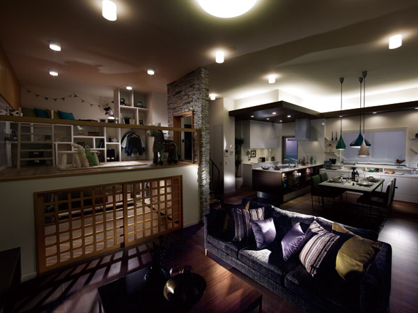 Living.  [Living dining + Garero] Dining in the living room ・ kitchen, Create and a new space Garero the garage and the loft has coalesced, The main stage of life. Forged the three-dimensional effect is more widely the possibility of writing, And to enrich.  ※ All indoor photo taken at the apartment gallery. In the apartment gallery, Joinery and flooring, You can see the water around facilities such as a kitchen. Floor plan is different from the one of this sale.