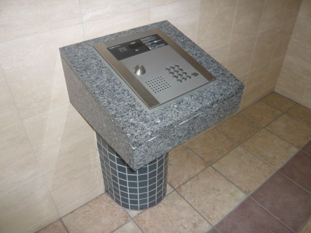 Entrance. Auto-Lock Yes